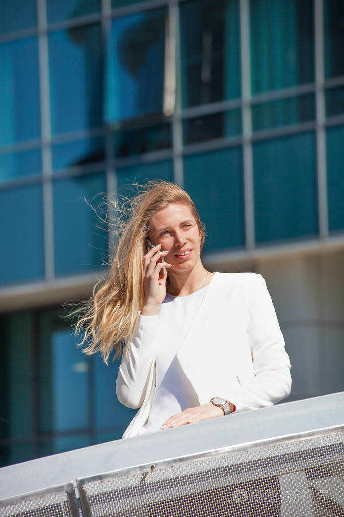 商业妇女在城市商业中使用智能手机