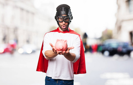 超级英雄持有一个小猪银行