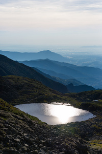 背光的高山湖泊图片