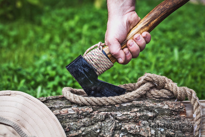 坚强的人用斧子劈木头