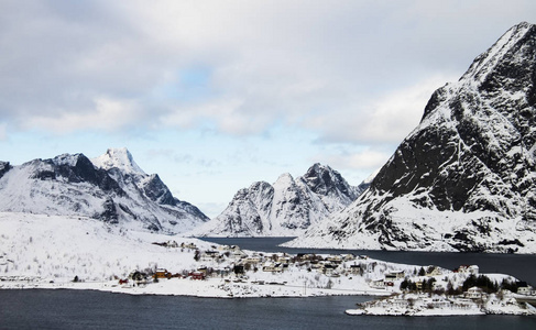 美丽的白雪覆盖着罗弗敦高峰的风景