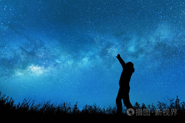 男人看着夜空中的星星