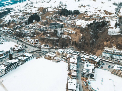 滑雪胜地冬天镇或村庄的鸟瞰在阿尔卑斯与小房子, 室外水池滑雪升降机和倾斜