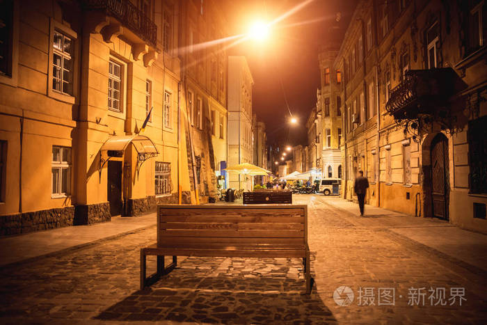 夜间老城区的街头长凳