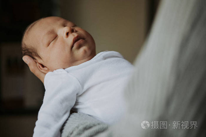 一个安静的婴儿熟睡的特写