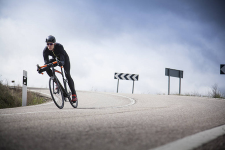 骑自行车的弯道下坡路照片
