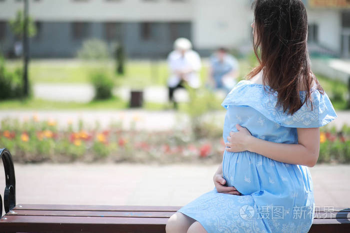 怀孕的女孩在自然的礼服