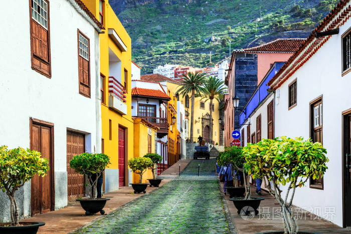 西班牙特内里费岛加拉奇科古老殖民城镇的迷人多彩街道