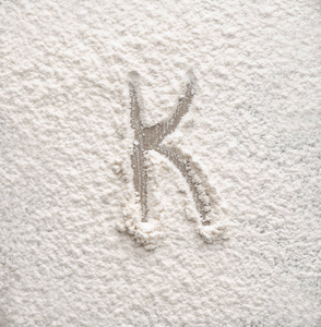 写在面粉上的字母 K
