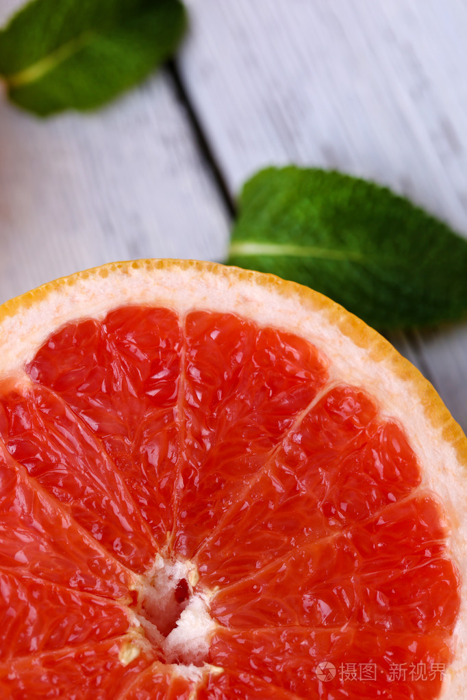 色木背景上成熟葡萄柚