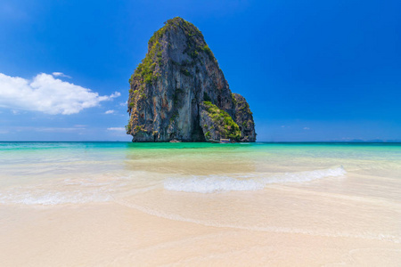 泰国波达岛美丽的白沙海滩和清水