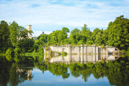 湖中的 Gatchina 在清晨, 镜中倒影在湖面上