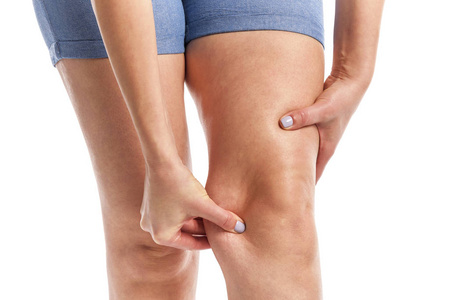 腿部脂肪和赘肉肥胖妇女肥胖腹部超重女性腹部超重灰色工作室背景肥胖