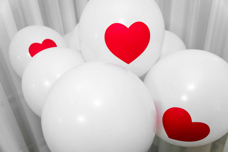 白色节日气球的特写与红色心脏标志