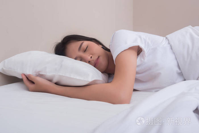 在她的床上睡觉的年轻女子