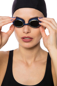 游泳衣中游泳妇女的肖像, 在白色的孤立, 看着一侧的信心和固定的眼镜和帽子