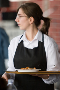 女服务员端盘子的食物图片