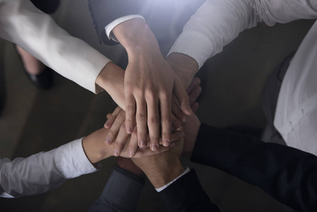 商界人士把他们的手放在一起。创业整合团队合作和合作的概念