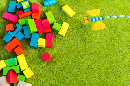 绿色地毯上的儿童彩色木块图片