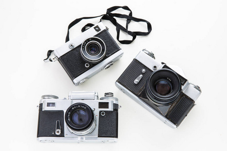 复古复古相机在白色背景上的顶部视图。三照相机