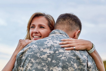 后视图, 成熟的士兵抱着他的妻子