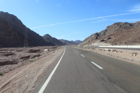 复古色调风景秀丽的沙漠公路在日落时分，旅行的概念，美国