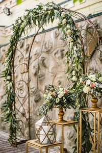 花卉装饰用新鲜的粉彩花和蜡烛反对婚礼拱门