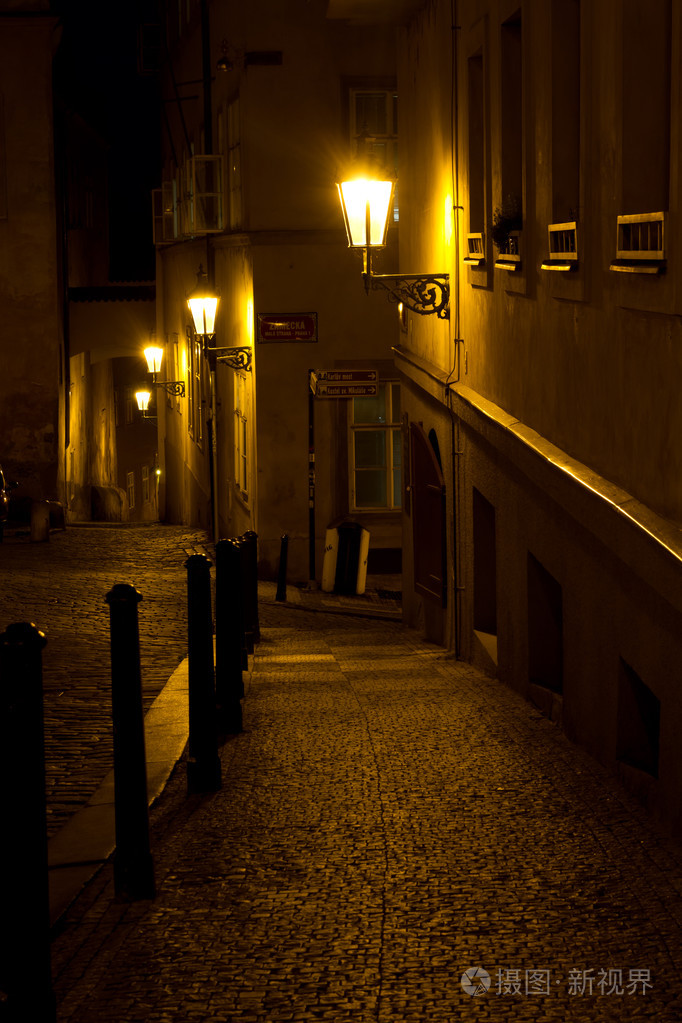 晚上在布拉格灯笼窄巷子里