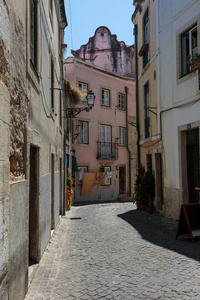 老的狭窄街道，在葡萄牙小镇