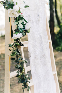 美丽的婚礼日装饰。挂在户外的新娘礼服
