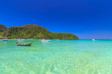 泰国甲米岛美丽的白沙海滩和清水