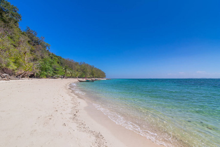 泰国甲米岛美丽的白沙海滩和清水