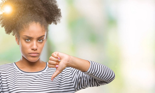 年轻的美国黑人妇女发短信使用智能手机在孤立的背景与愤怒的脸, 消极的迹象显示不喜欢拇指向下, 拒绝概念