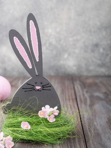 复活节兔子 兔子 在草与复活节粉红色蛋, 花 o