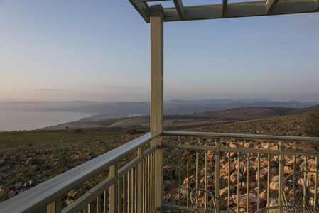 从以色列的加利利阳台上看到的加利利海面日出