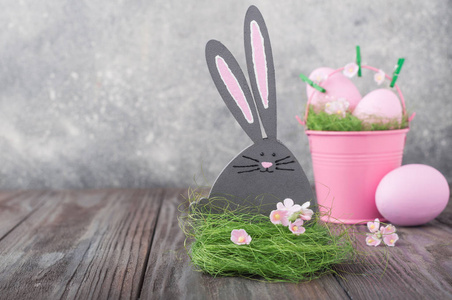 复活节兔子 兔子 与复活节篮子 桶 象复活节 ne