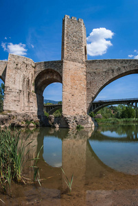 西班牙 Besalu 附近河流 El 福尔维亚的中世纪大桥风景图