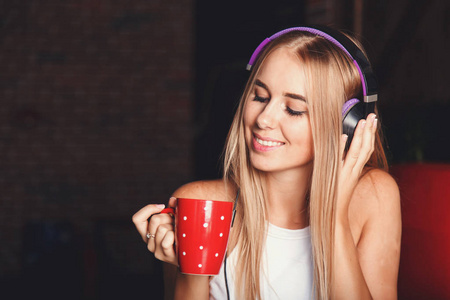 惊人的女孩喝咖啡, 听她最喜欢的歌曲