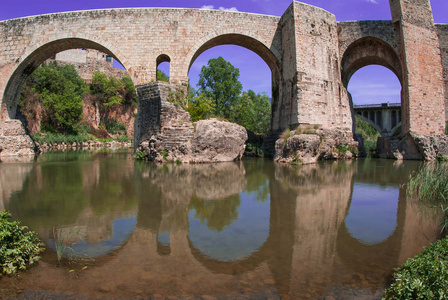 西班牙 Besalu 附近河流 El 福尔维亚的中世纪大桥风景图