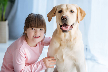 快乐儿童女孩唐综合征珍爱拉布拉多猎犬