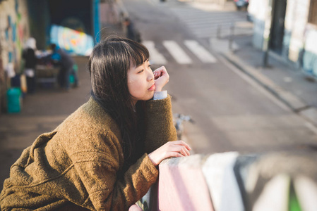 看着城市的年轻女子