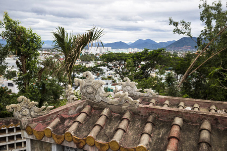 背景上有山有城的佛塔装饰屋顶