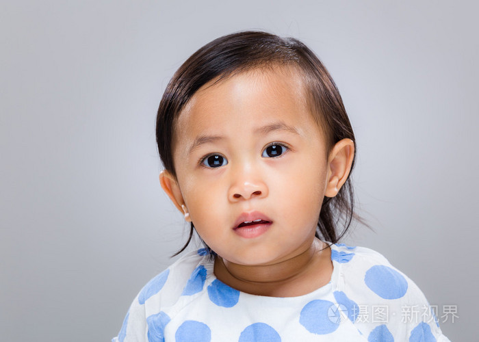 迷茫的小女孩jpg