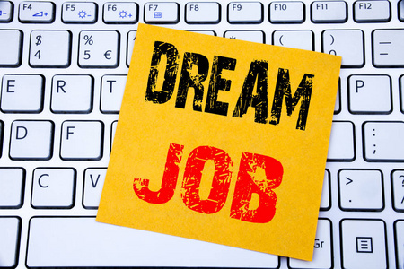 梦想的工作。梦想就业的商业理念在白板上写上便签纸上的白色键盘背景