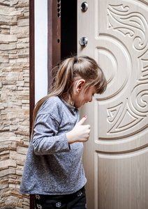 小女孩拿着门把手把她关上, 进了屋。
