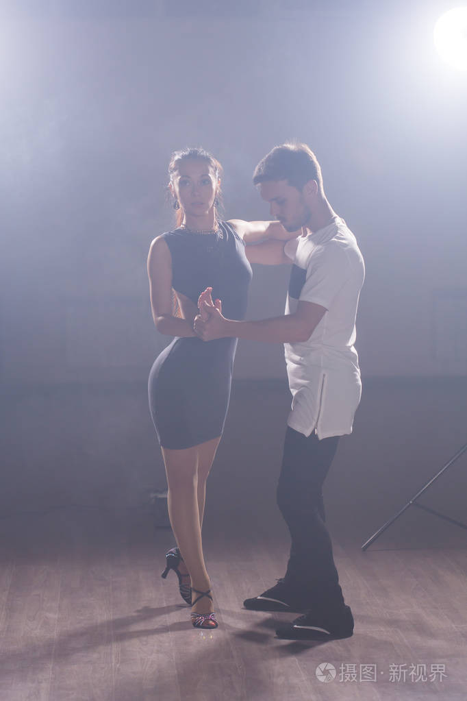 年轻的爱情侣跳舞社会dansekizomba或bachata
