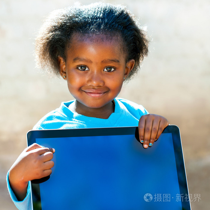 非洲孩子指着空白的数字屏幕照片-正版商用图片06za9l-摄图新视界