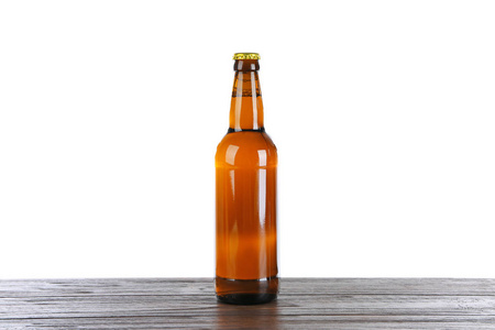 玻璃瓶啤酒在桌反对白色背景图片