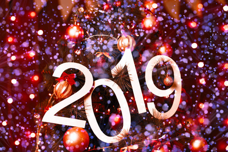 新年2019文本五颜六色的背景, 圣诞树, 装饰和灯光, 假日概念背景照片