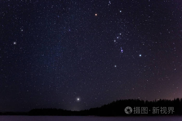 在寒冷的冬夜, 猎户座和小星星座和天狼星在地平线之上